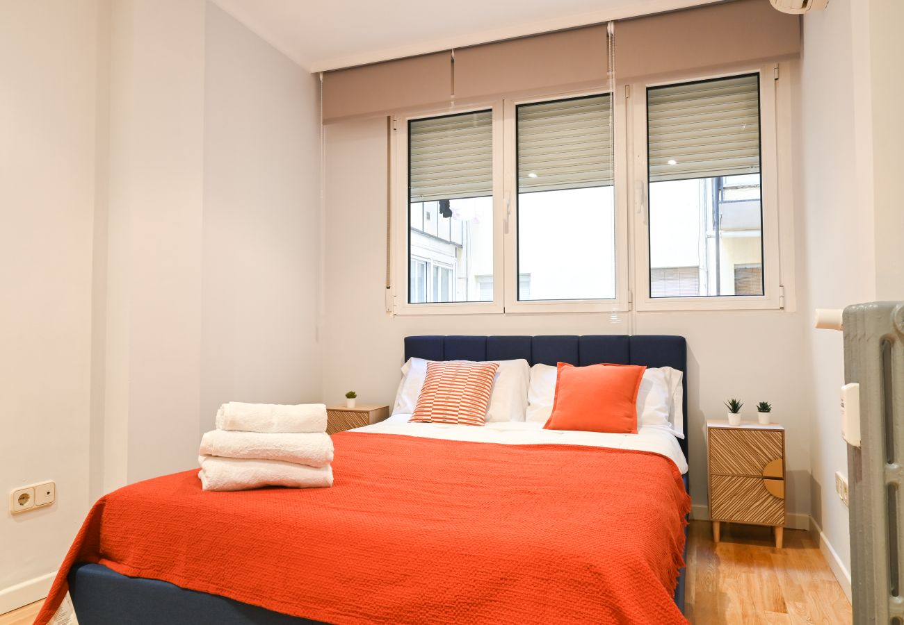 Apartment in Madrid - Spacious Three Bedroom Apartment a few minutes from the Bernabeu in Madrid 