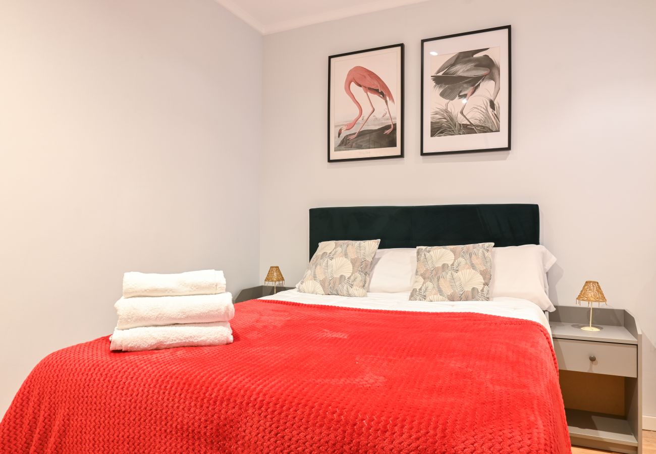 Apartment in Madrid - Spacious Three Bedroom Apartment a few minutes from the Bernabeu in Madrid 