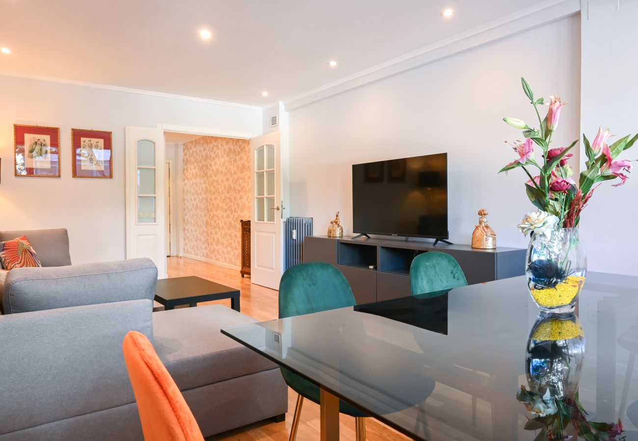 Apartment in Madrid - Spacious Three Bedroom Apartment a few minutes from the Bernabeu in Madrid 