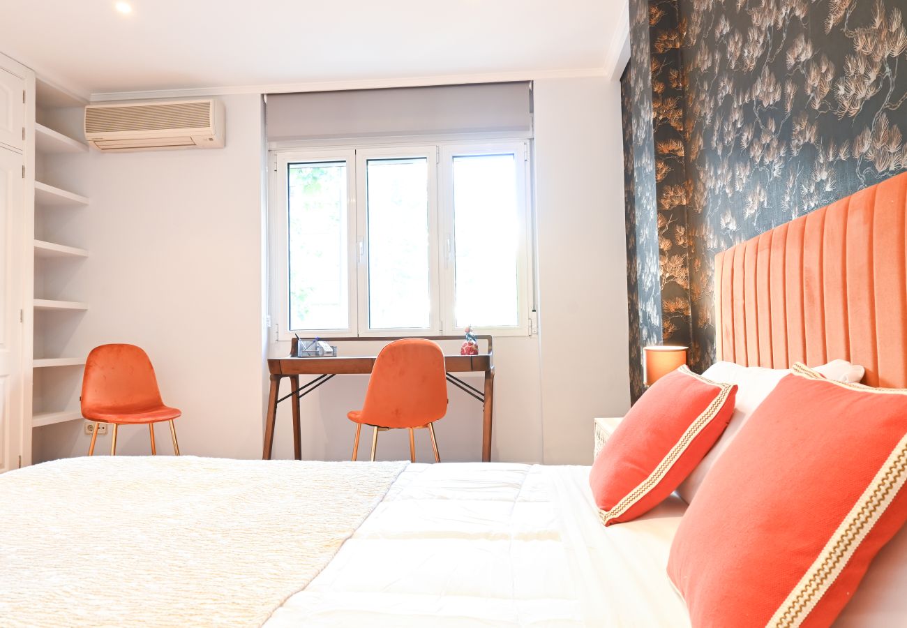 Apartment in Madrid - Spacious Three Bedroom Apartment a few minutes from the Bernabeu in Madrid 