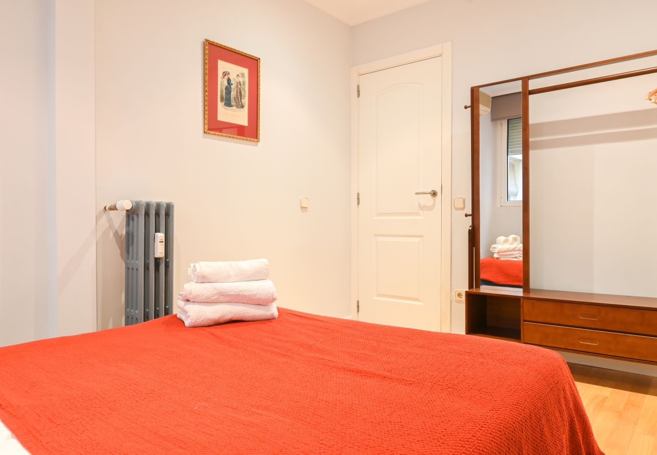 Apartment in Madrid - Spacious Three Bedroom Apartment a few minutes from the Bernabeu in Madrid 