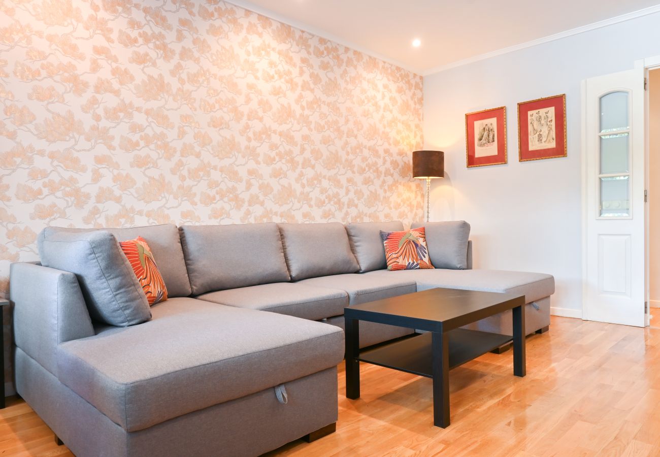 Apartment in Madrid - Spacious Three Bedroom Apartment a few minutes from the Bernabeu in Madrid 