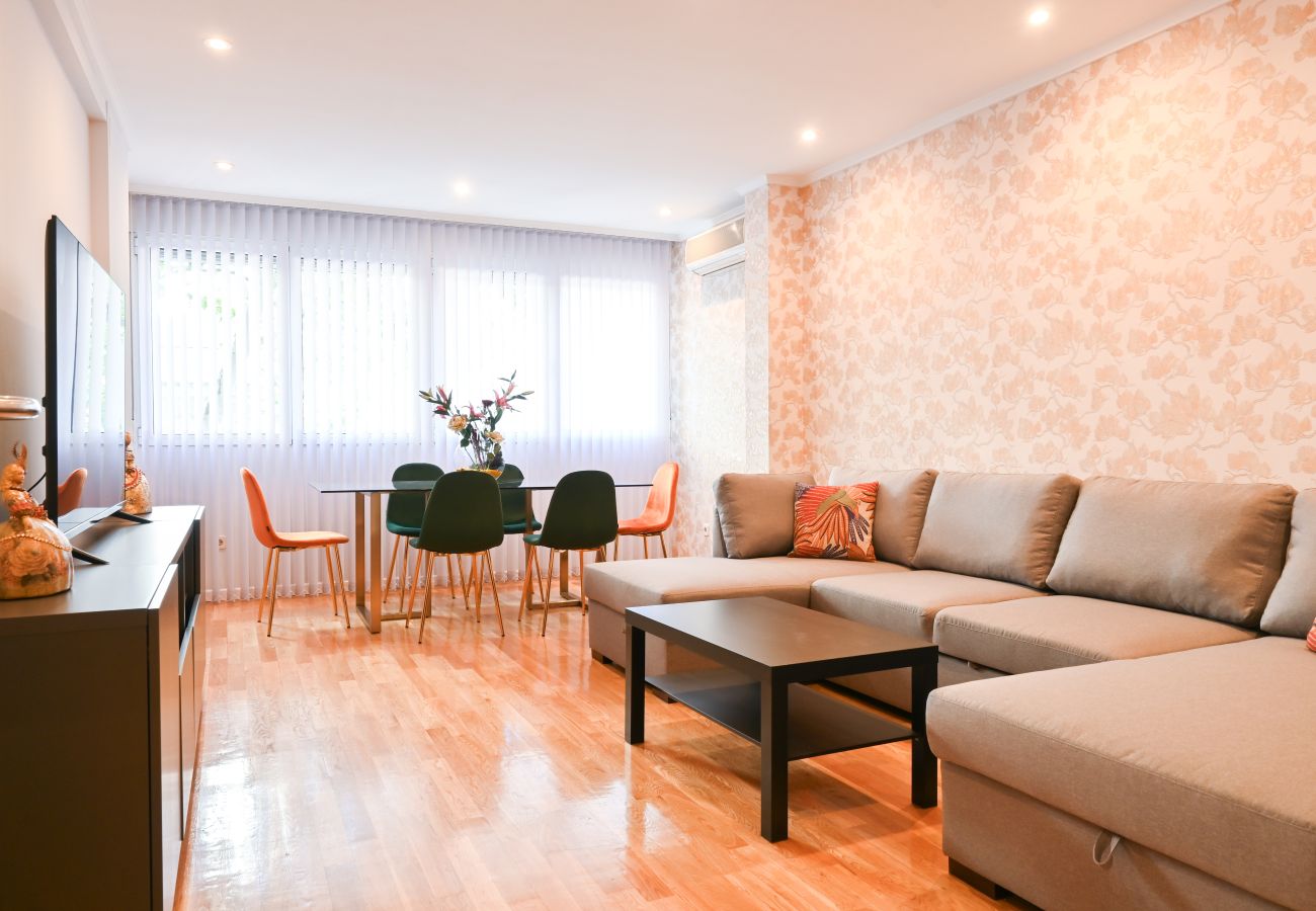 Apartment in Madrid - Spacious Three Bedroom Apartment a few minutes from the Bernabeu in Madrid 