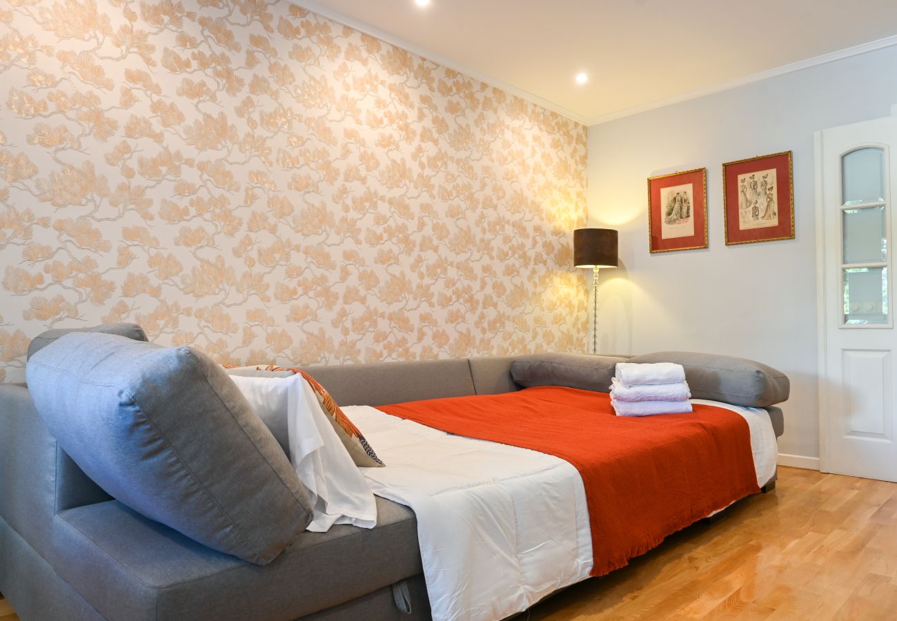 Apartment in Madrid - Spacious Three Bedroom Apartment a few minutes from the Bernabeu in Madrid 