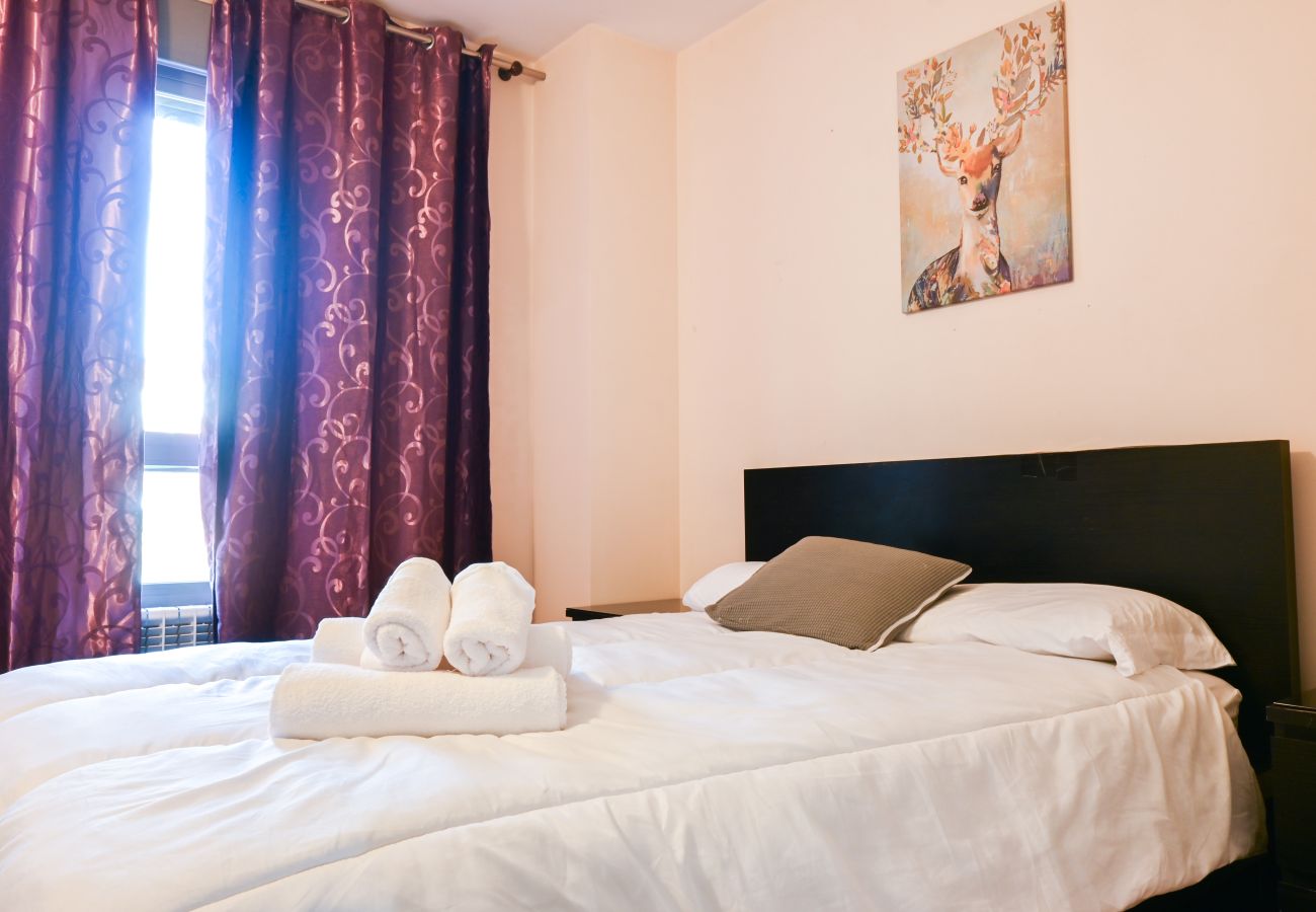 Apartment in Madrid - Spacious and bright three-bedroom apartment a few steps from the Madrid Planetarium 