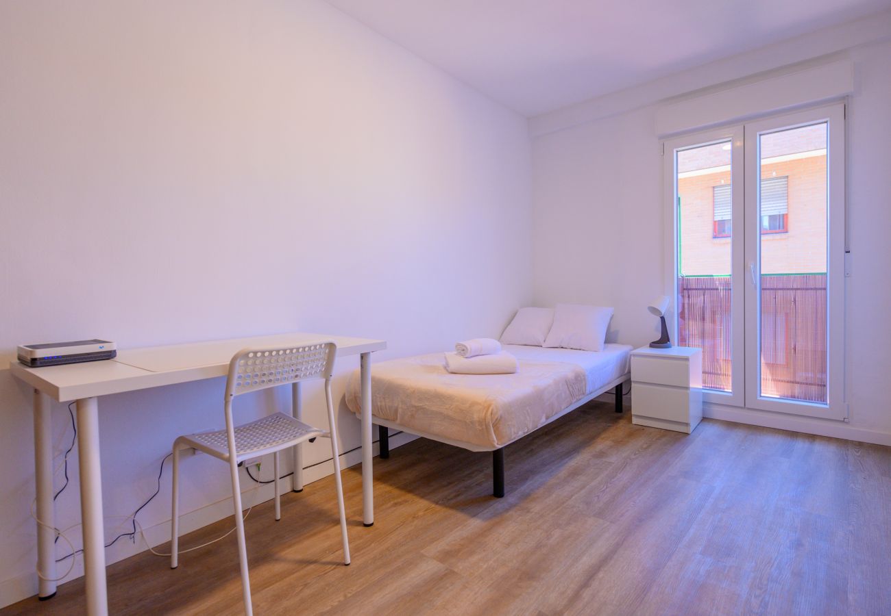 Rent by room in Madrid - Acogedora habitación cerca al Polideportivo Los Cantos en Alcorcón SAP35C