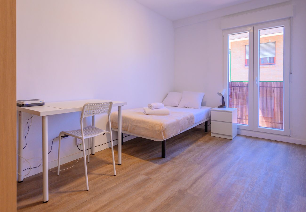 Rent by room in Madrid - Acogedora habitación cerca al Polideportivo Los Cantos en Alcorcón SAP35C