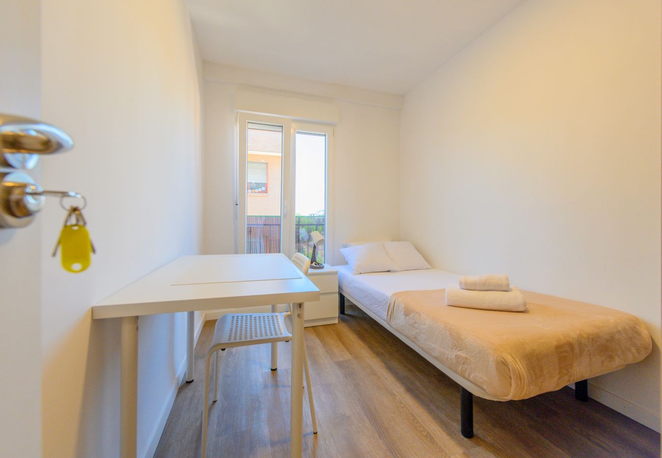 Rent by room in Madrid - Acogedora habitación cerca al Polideportivo Los Cantos en Alcorcón SAP35D