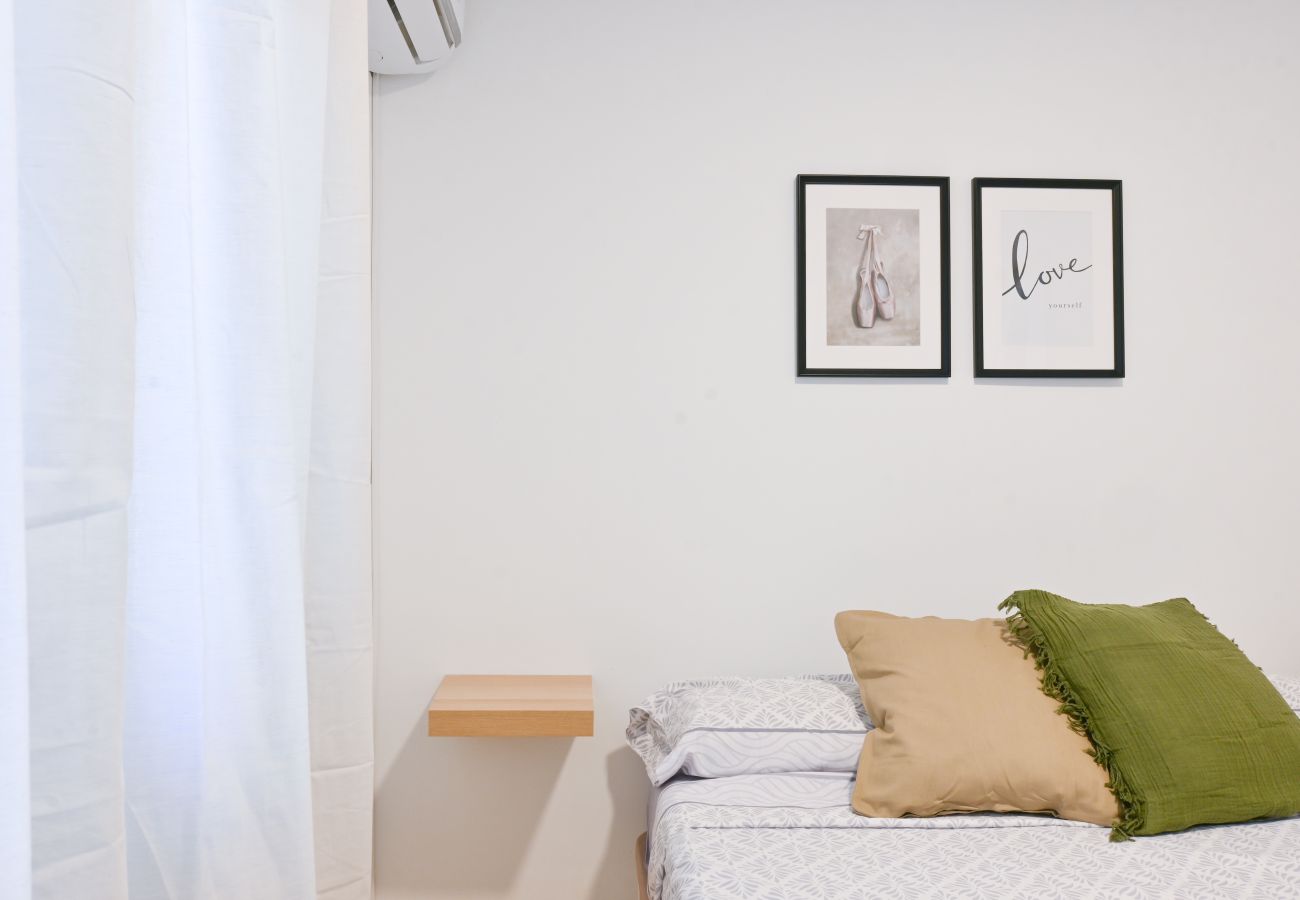 Apartment in Madrid - M (VIL27)Cozy three-bedroom apartment with balcony in Villaverde