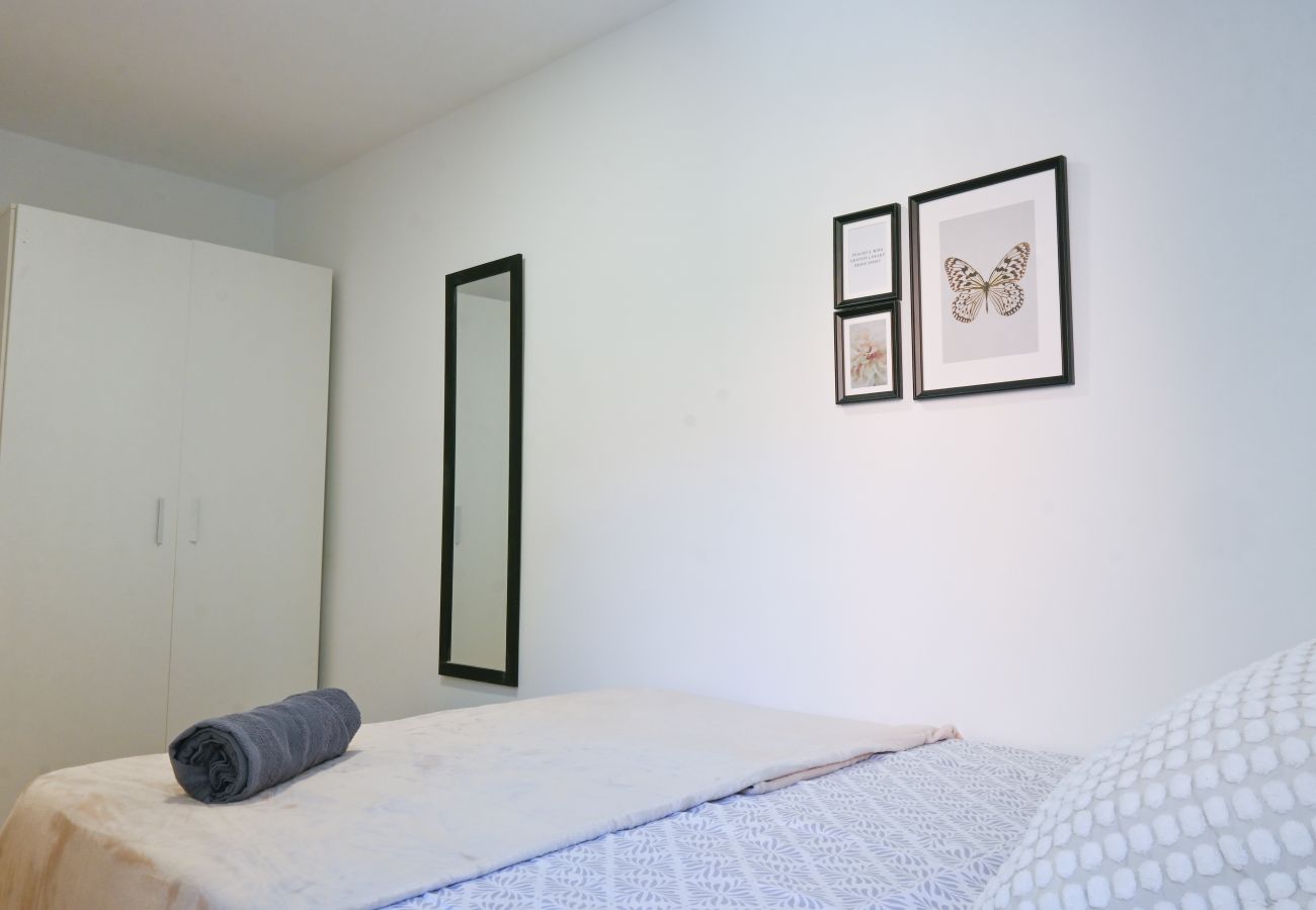 Apartment in Madrid - M (VIL27)Cozy three-bedroom apartment with balcony in Villaverde