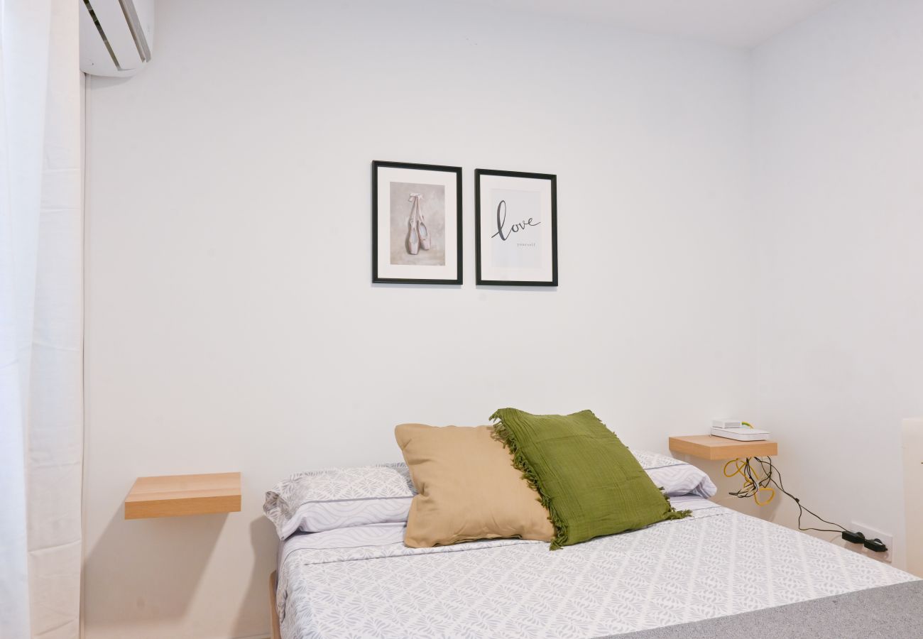 Apartment in Madrid - M (VIL27)Cozy three-bedroom apartment with balcony in Villaverde