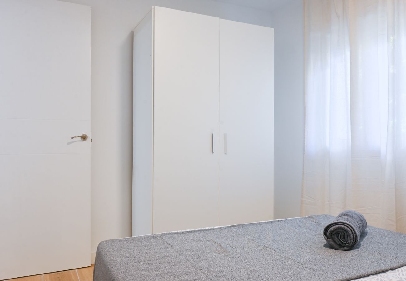 Apartment in Madrid - M (VIL27)Cozy three-bedroom apartment with balcony in Villaverde