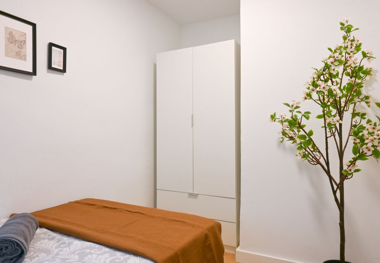 Apartment in Madrid - M (VIL27)Cozy three-bedroom apartment with balcony in Villaverde