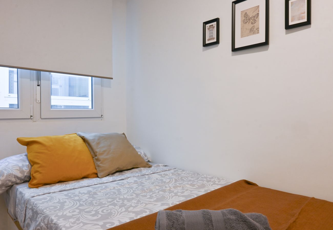 Apartment in Madrid - Cozy three-bedroom apartment with balcony in Villaverde