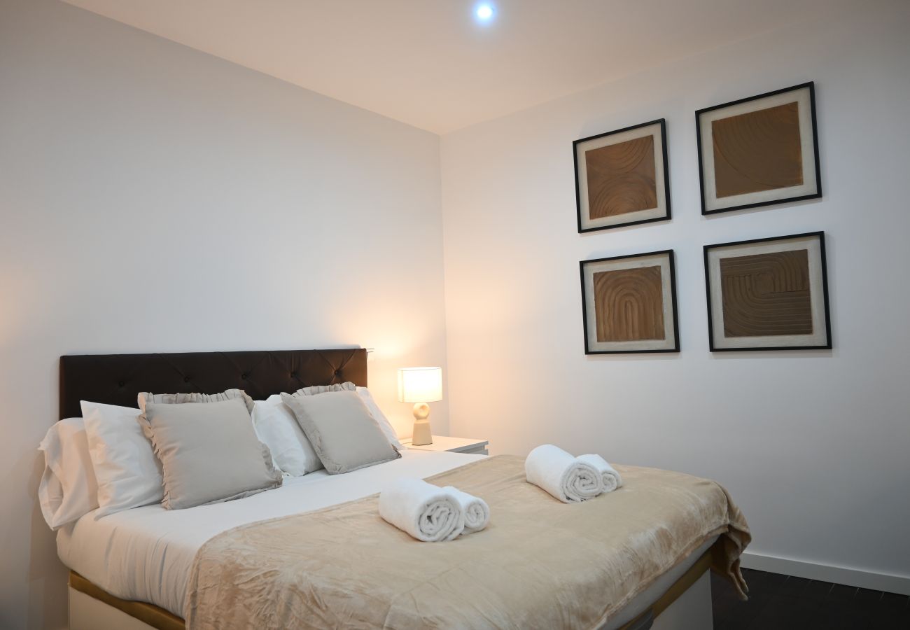 Apartment in Madrid - M (SEN169) Spacious Apartment with Balcony on Calle Santa Engracia, Chamberí