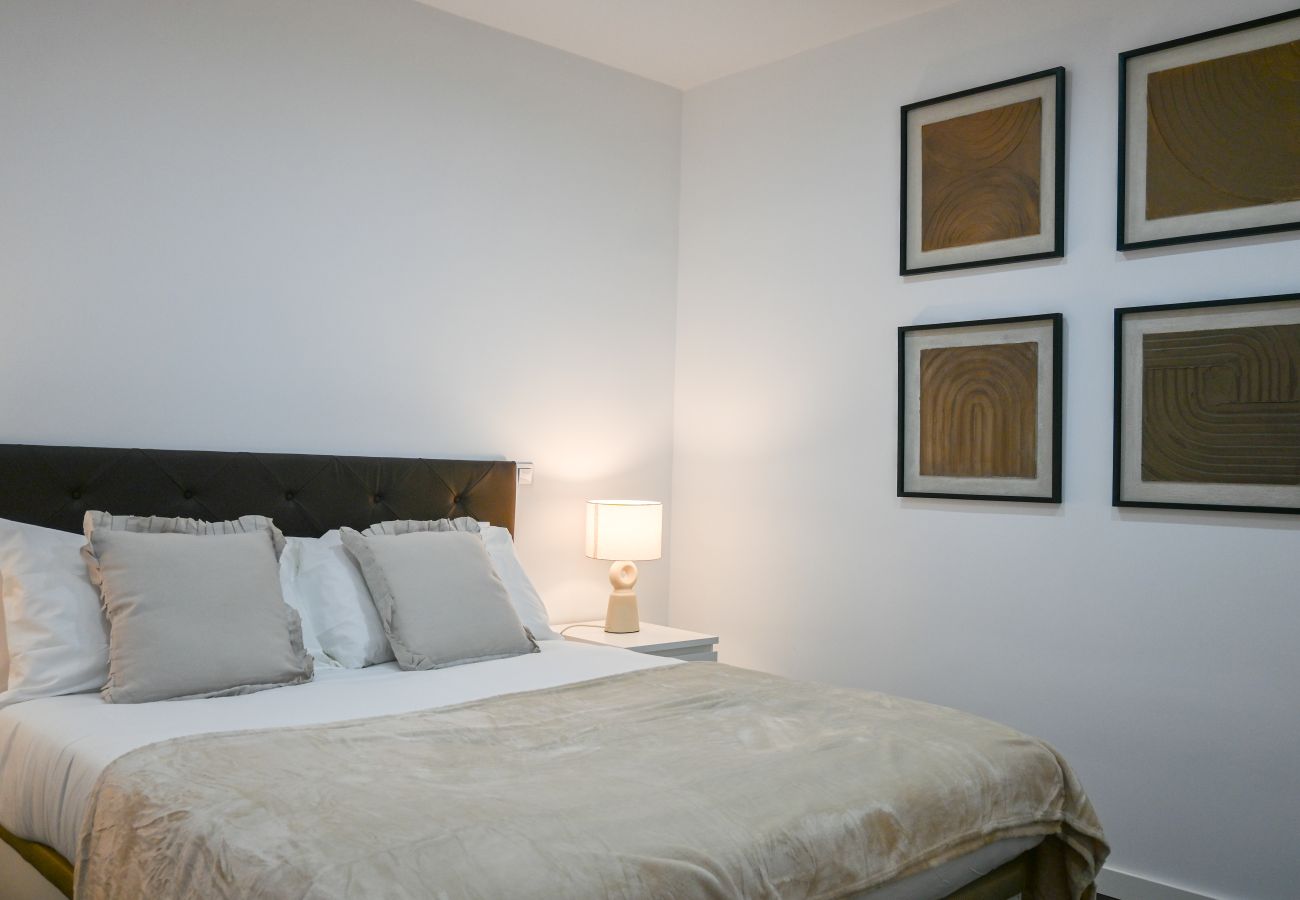 Apartment in Madrid - M (SEN169) Spacious Apartment with Balcony on Calle Santa Engracia, Chamberí