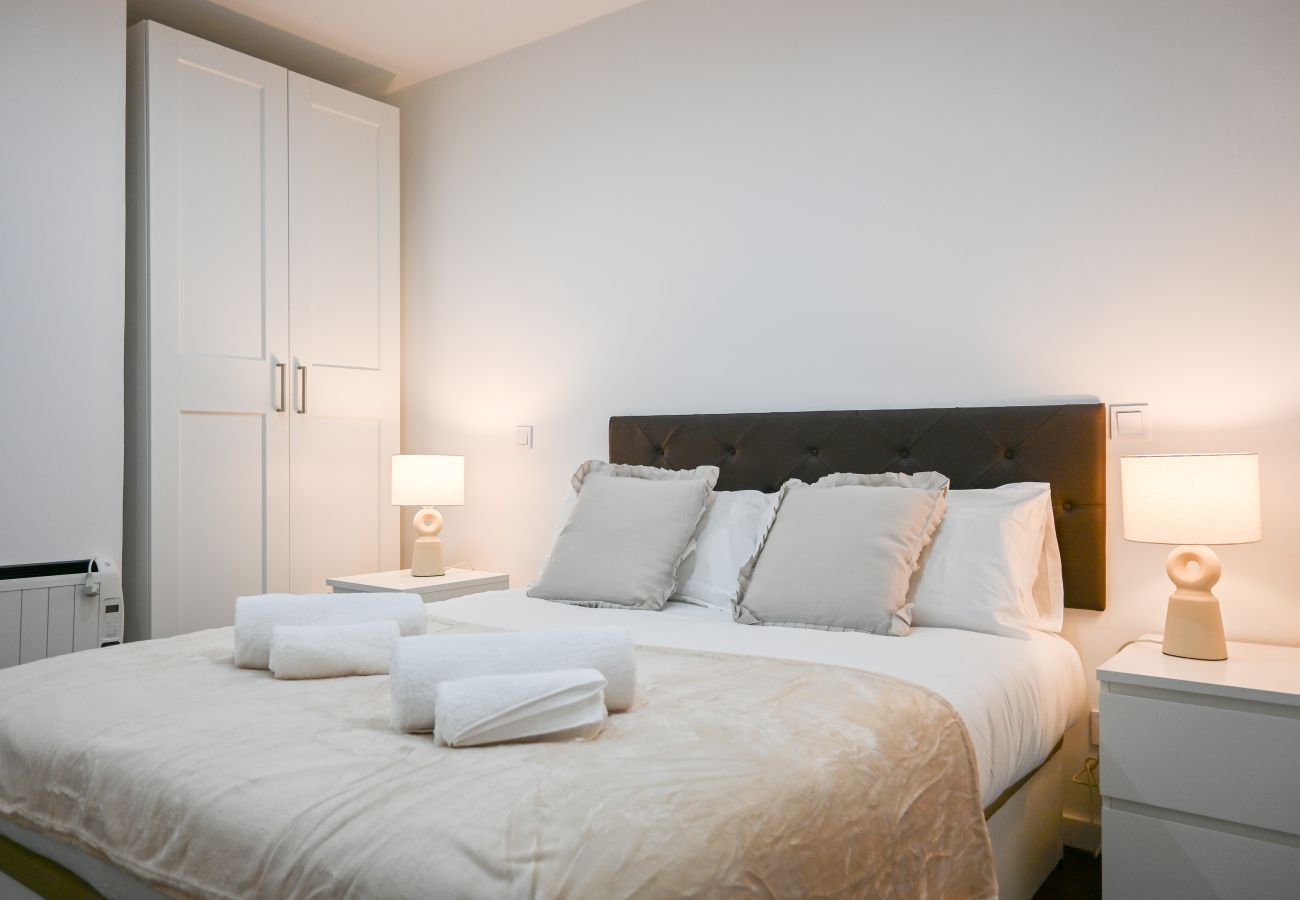 Apartment in Madrid - M (SEN169) Spacious Apartment with Balcony on Calle Santa Engracia, Chamberí