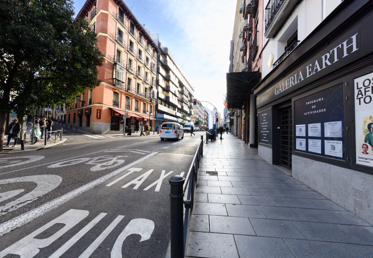 Apartment in Madrid - Elegance and Functionality in San Bernardo: Apartment with En-Suite Bathrooms