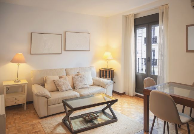  in Madrid - Cozy 3 Bedroom Apartment with Balcony in Chamberí