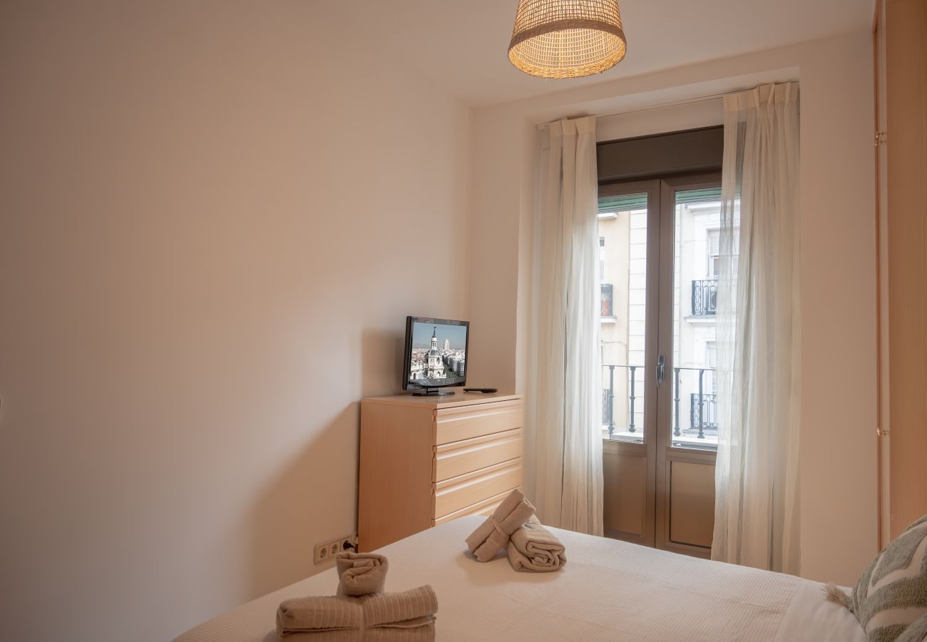 Apartment in Madrid - Cozy 3 Bedroom Apartment with Balcony in Chamberí