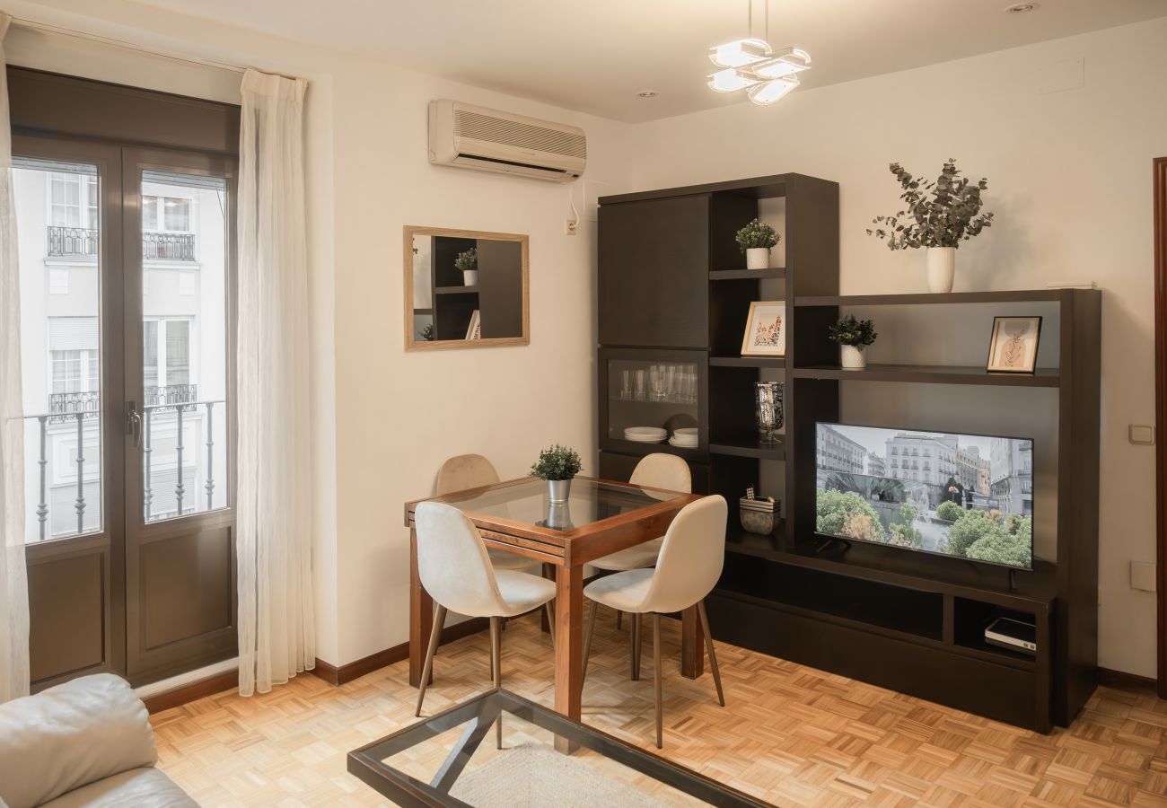 Apartment in Madrid - Cozy 3 Bedroom Apartment with Balcony in Chamberí