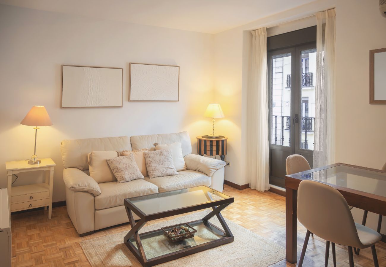 Apartment in Madrid - Cozy 3 Bedroom Apartment with Balcony in Chamberí