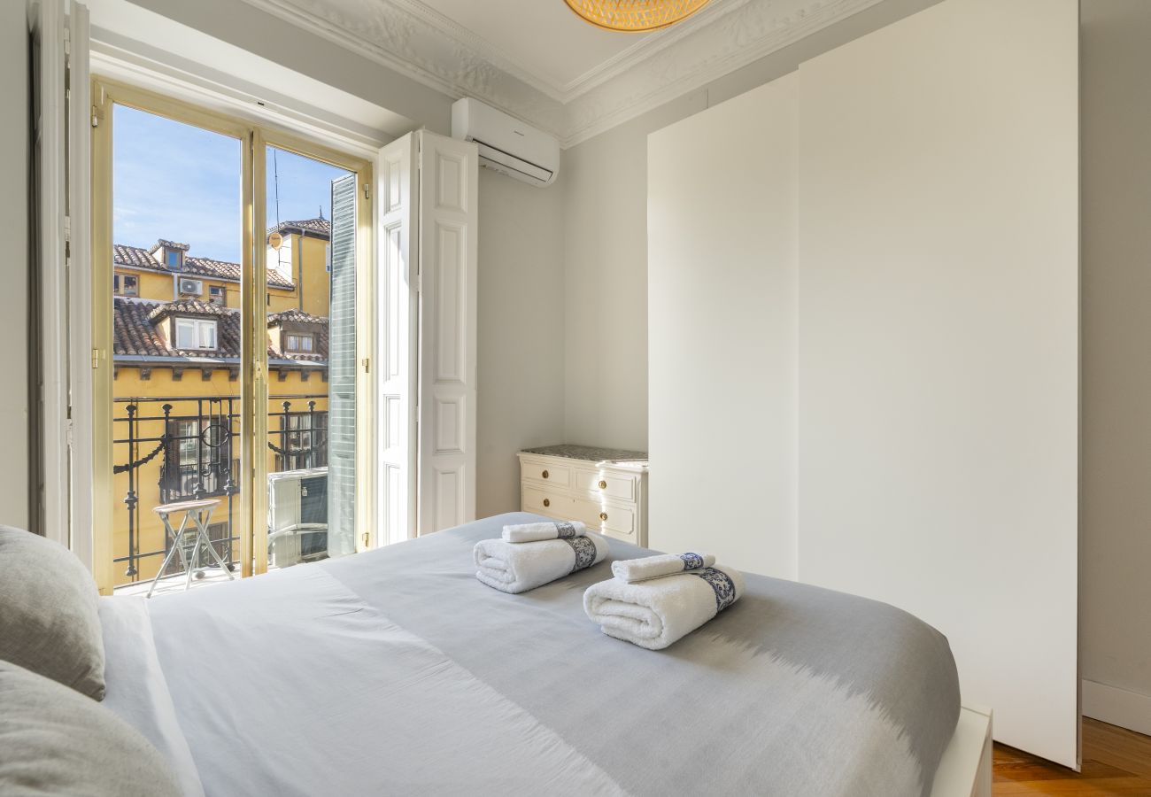 Apartment in Madrid - Cosy flat with balconies in the centre of Madrid, a few steps from the Plaza Mayor. 