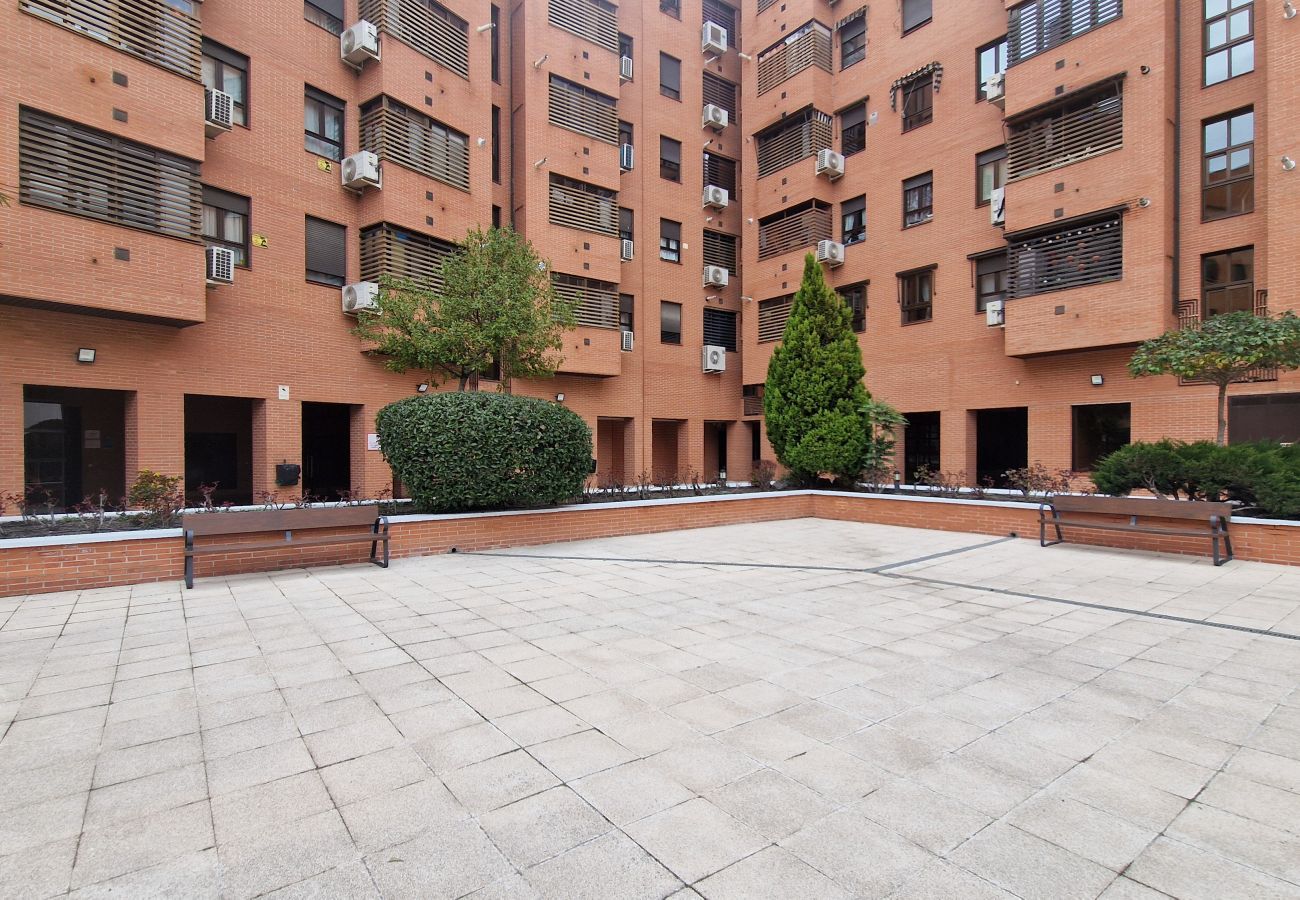 Apartment in Madrid - Spacious 3-bedroom, 2-bathroom flat in Residential Complex with Swimming Pool, Paddle Tennis and Parking_ Madrid 