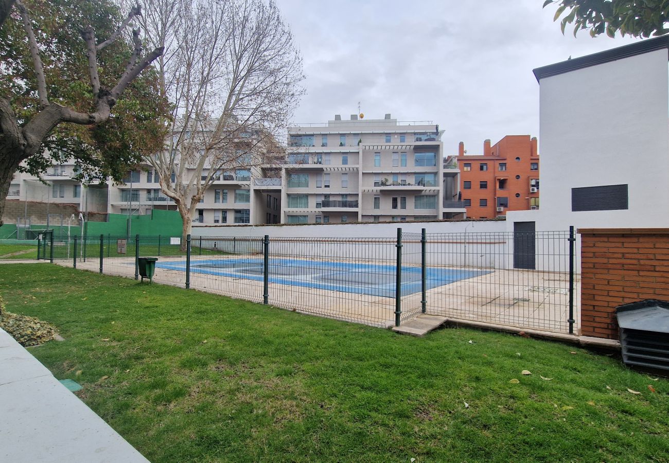 Apartment in Madrid - Spacious 3-bedroom, 2-bathroom flat in Residential Complex with Swimming Pool, Paddle Tennis and Parking_ Madrid 