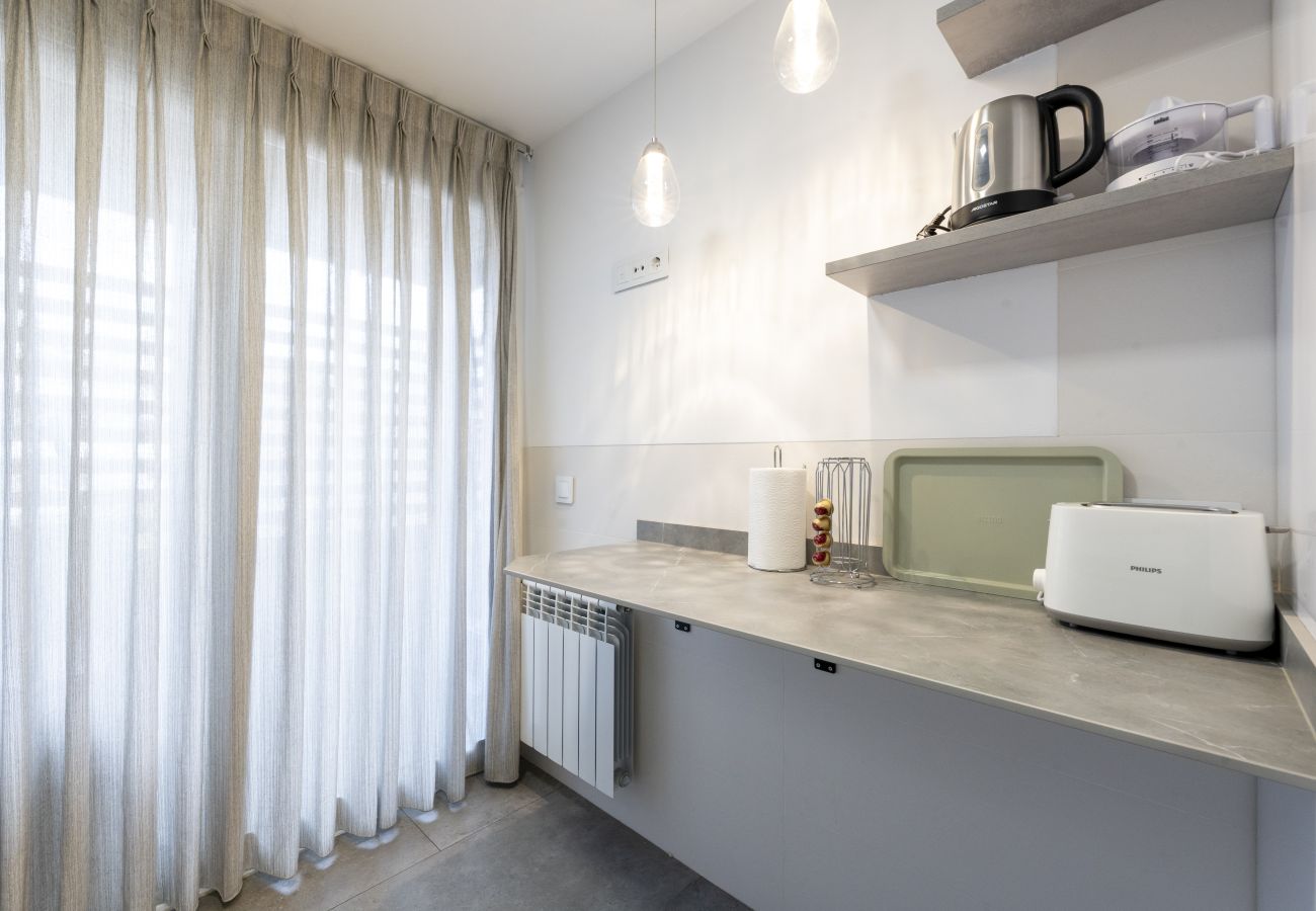 Apartment in Madrid - Spacious 3-bedroom, 2-bathroom flat in Residential Complex with Swimming Pool, Paddle Tennis and Parking_ Madrid 