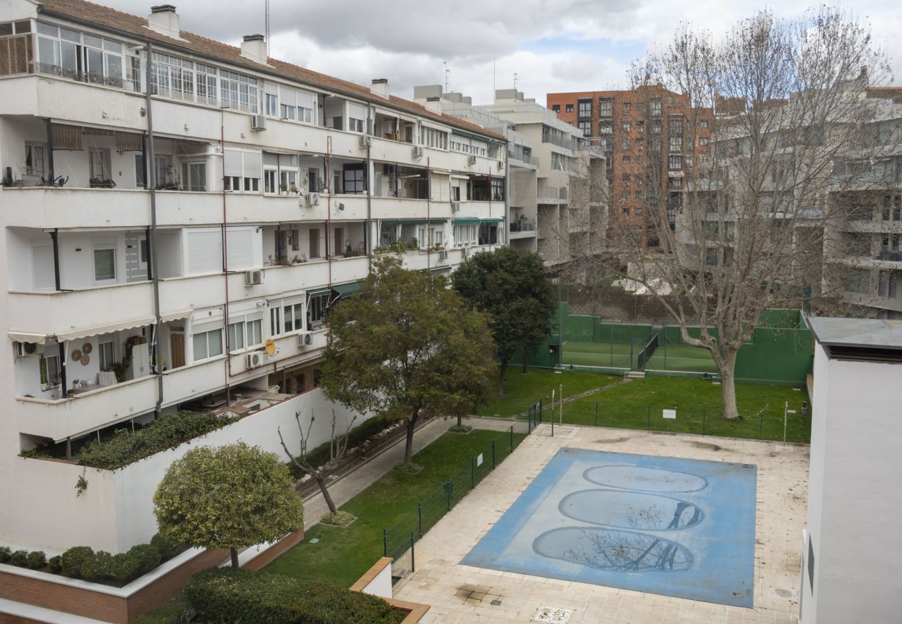 Apartment in Madrid - Spacious 3-bedroom, 2-bathroom flat in Residential Complex with Swimming Pool, Paddle Tennis and Parking_ Madrid 