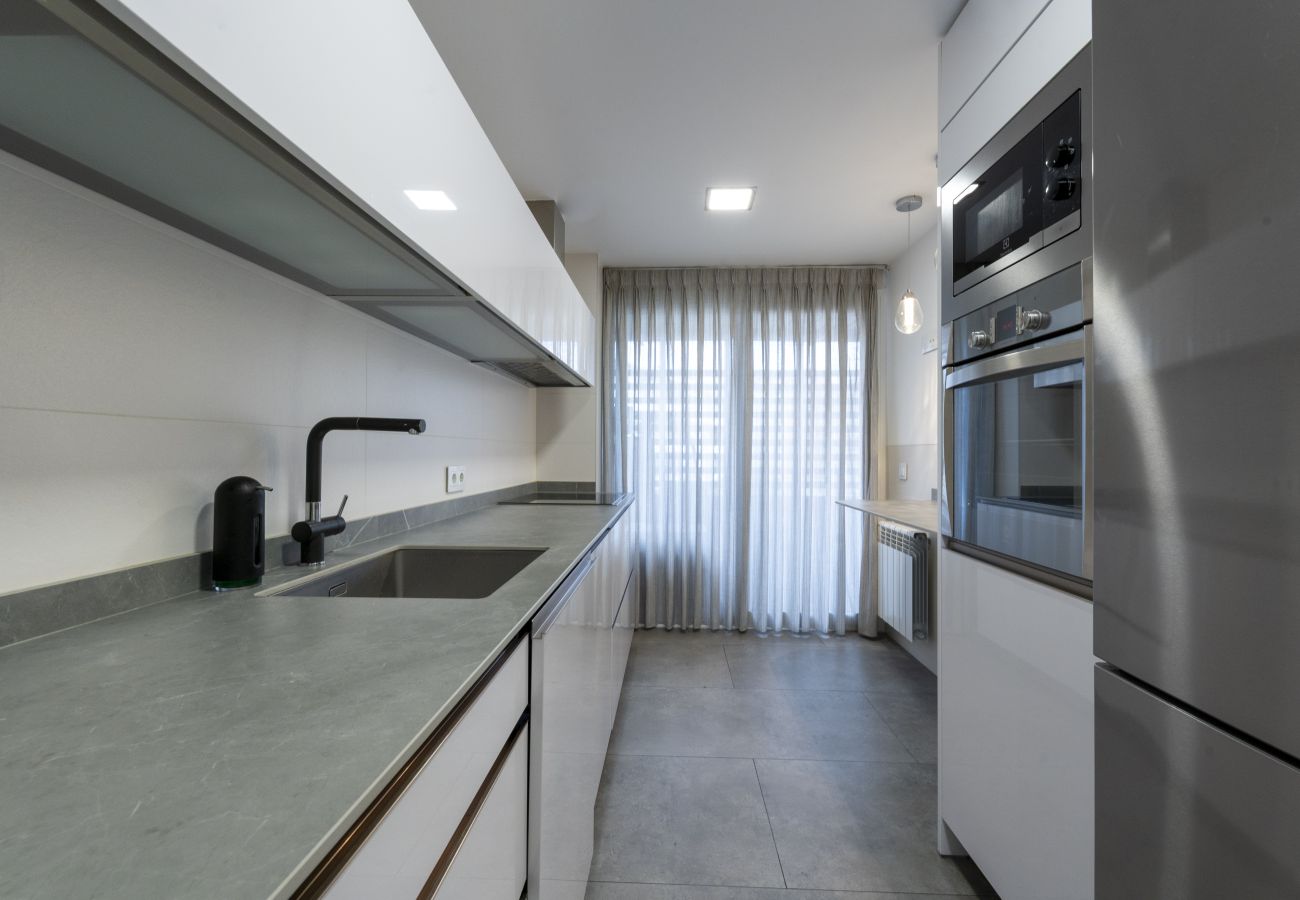 Apartment in Madrid - Spacious 3-bedroom, 2-bathroom flat in Residential Complex with Swimming Pool, Paddle Tennis and Parking_ Madrid 