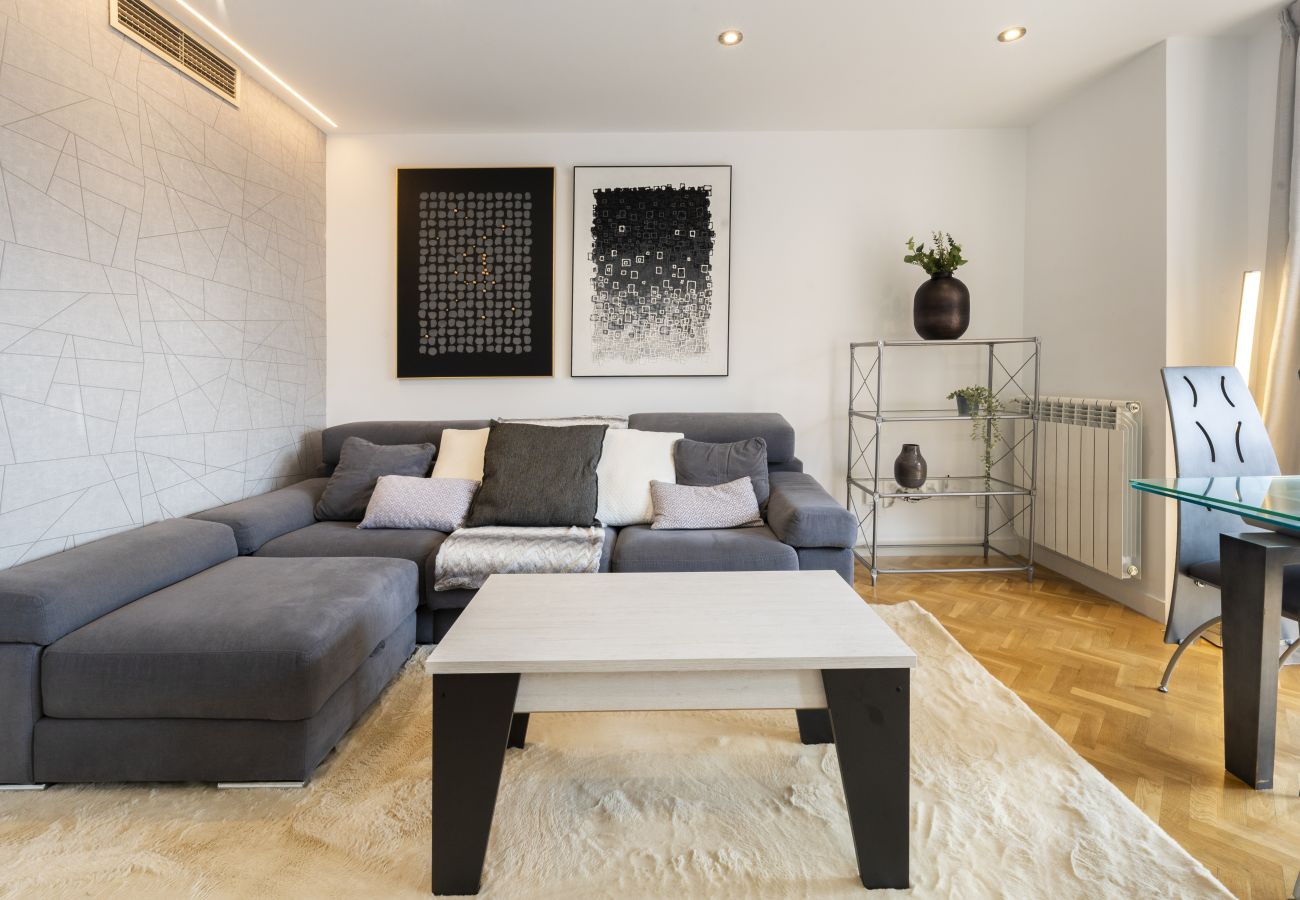 Apartment in Madrid - Spacious 3-bedroom, 2-bathroom flat in Residential Complex with Swimming Pool, Paddle Tennis and Parking_ Madrid 