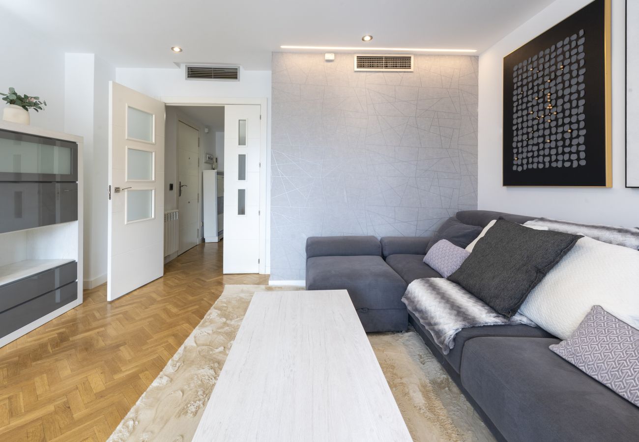 Apartment in Madrid - Spacious 3-bedroom, 2-bathroom flat in Residential Complex with Swimming Pool, Paddle Tennis and Parking_ Madrid 