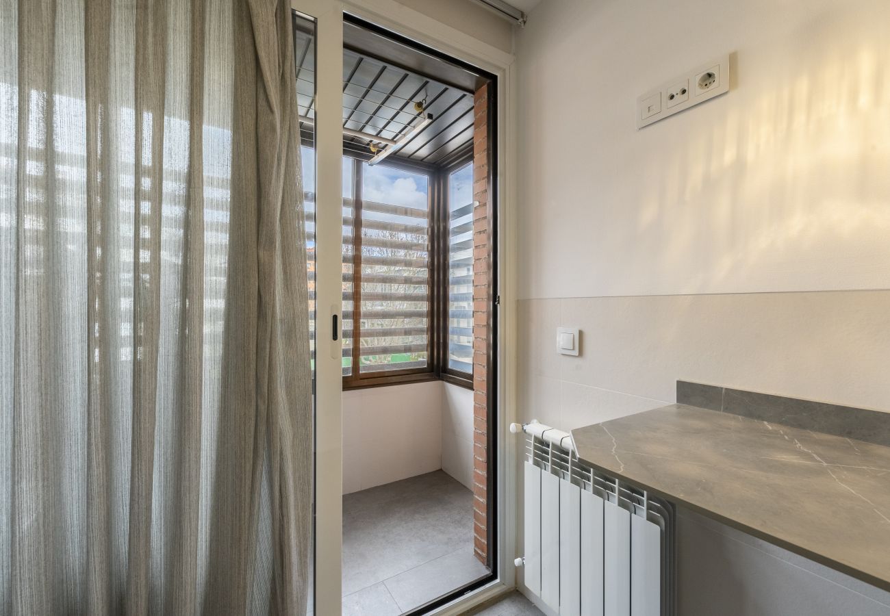 Apartment in Madrid - Spacious 3-bedroom, 2-bathroom flat in Residential Complex with Swimming Pool, Paddle Tennis and Parking_ Madrid 