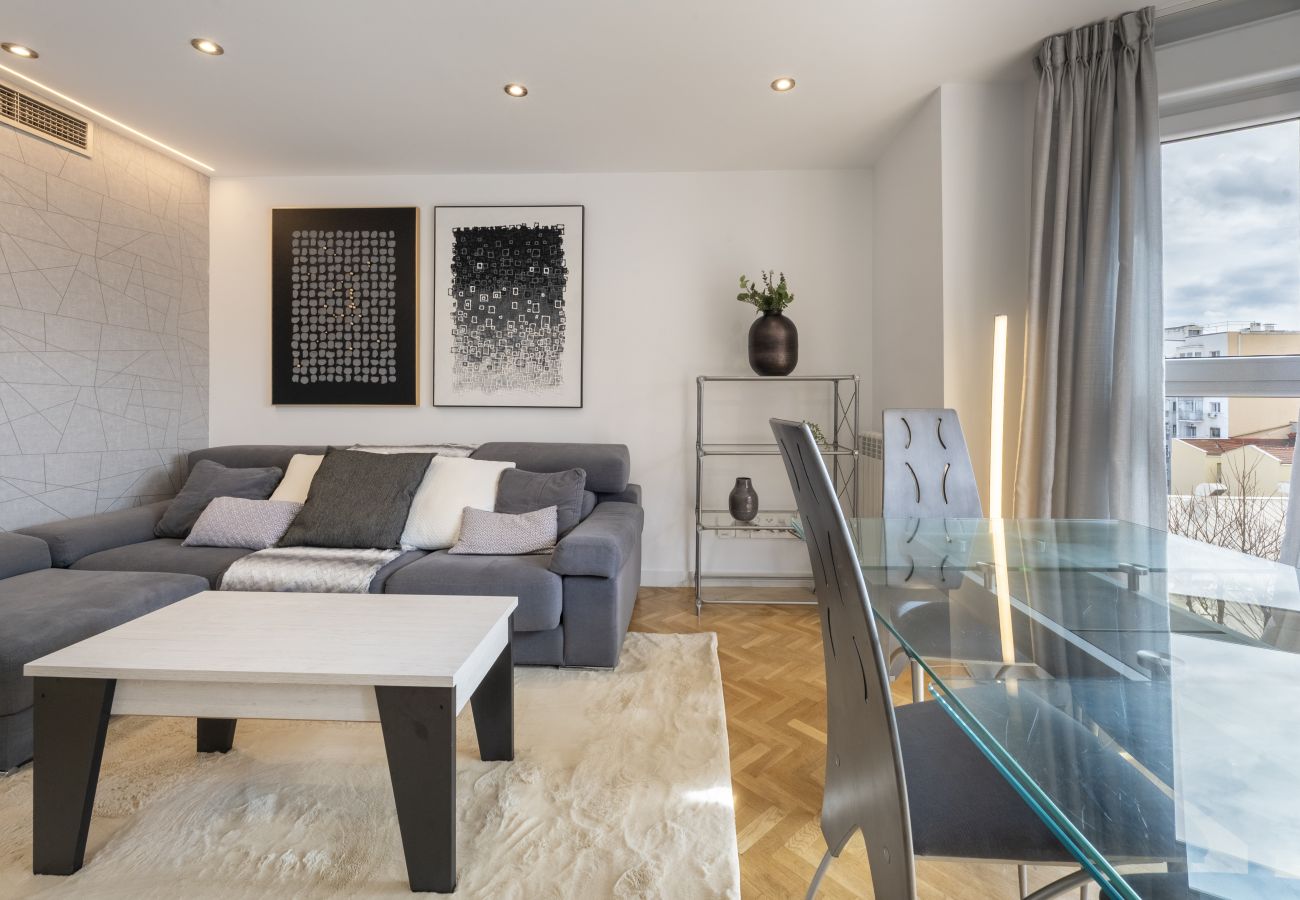 Apartment in Madrid - Spacious 3-bedroom, 2-bathroom flat in Residential Complex with Swimming Pool, Paddle Tennis and Parking_ Madrid 