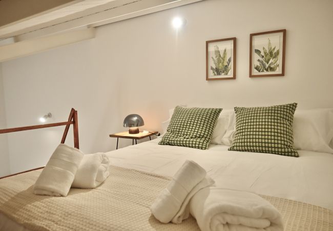  à Madrid - Exquisito Estudio con Cama en Mezanine y Patio Compartido MPE35C