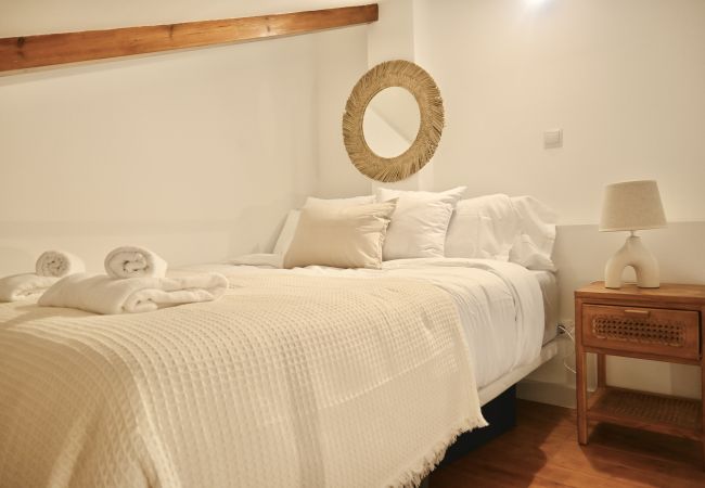  à Madrid - Encantador Estudio con Cama en Mezanine y Patio Compartido MPE35F